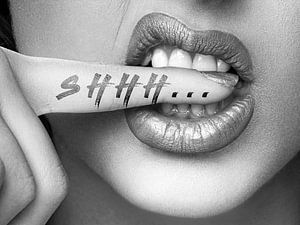 Shhh... Frau mit Tattoos beißt auf ihren Finger Schwarz-Weiß-Fotografie Fotografie Fotografien Kunstdruck