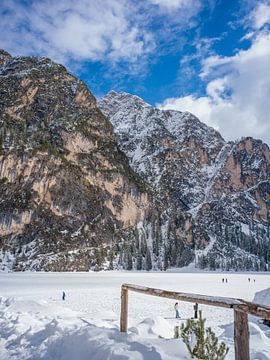 Grandiose Kulisse am Pragser Wildsee im Winter