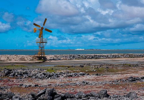 Geel geschilderde ijzeren windmolen bij de zoutmeren