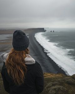 Junge Frau schaut über die Küstenlandschaft