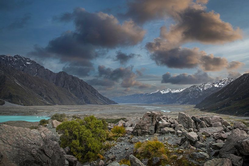 Overzicht landschap op de Tasman gletsjer Mount Cook Nieuw Zeeland van Albert Brunsting