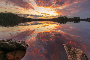 Spektakulärer roter Sonnenuntergang über einem See in Orsa, Schweden