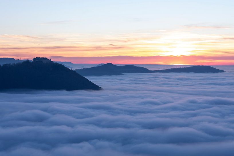Burg Hohenneuffen - Sonnenuntergang mit Nebelmeer am Beurener Fels von Jiri Viehmann