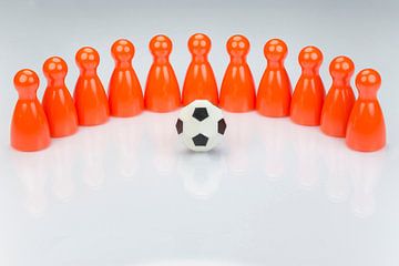 Conceptuele oranje speelpionnen als voetbalelftal by Tonko Oosterink