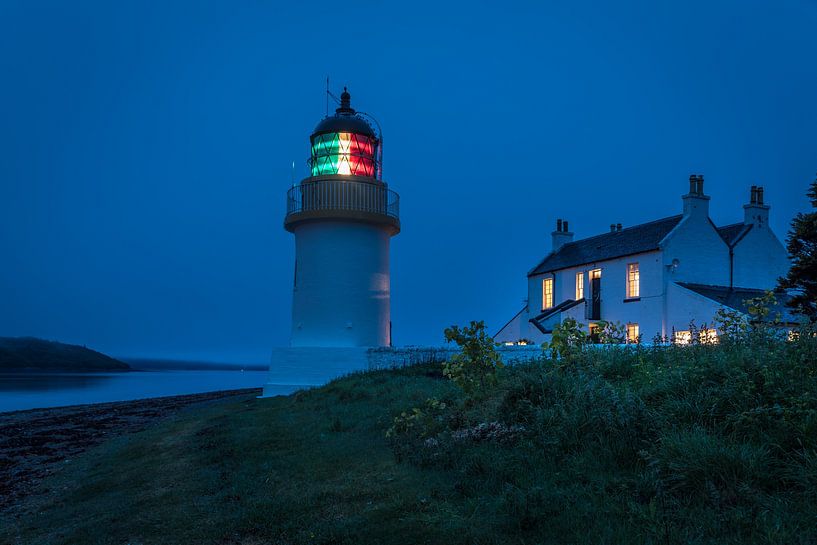 Corran Point vuurtoren op Loch Linnhe in de avond van Christian Müringer