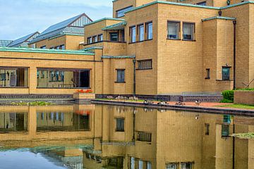 Kunstmuseum in Den Haag weerspiegeld in de vijver
