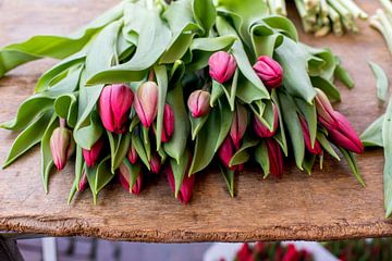 Tulpen op de markttafel van Blond Beeld