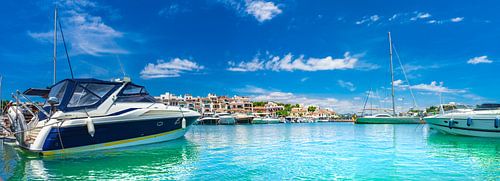 Panoramisch uitzicht op de mooie kustplaats Porto Petro marina