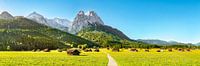 Bergpanorama met weiden en hutten bij Garmisch Partenkirchen van Voss fotografie thumbnail