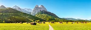 Bergpanorama met weiden en hutten bij Garmisch Partenkirchen van Voss Fine Art Fotografie