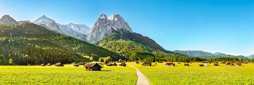 Bergpanorama met weiden en hutten bij Garmisch Partenkirchen
