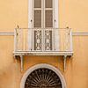 Gelbe Wand mit Balkon in Ravenna, Italien von Amber den Oudsten