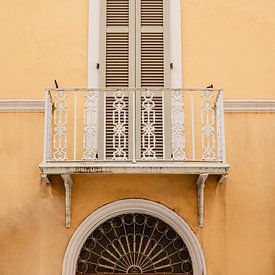 Gelbe Wand mit Balkon in Ravenna, Italien von Amber den Oudsten