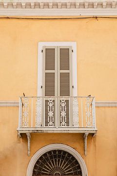 Gele Muur met Balkon in Ravenna, Italië
