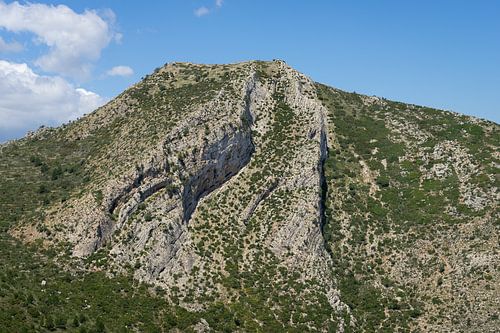 Gipfel des Castell d´Aixa, grüne Berglandschaft