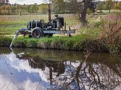 Historische waterpomp op een rivier van ManfredFotos thumbnail