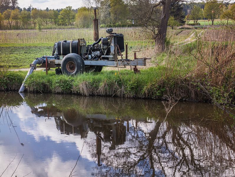 Historische waterpomp op een rivier van ManfredFotos