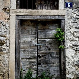 Double porte en bois avec cadenas et numéro de maison sur Theo Felten