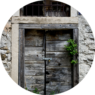 Dubbele houten deur met hangslot en huisnummer van Theo Felten