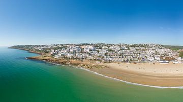 Praia da Luz in de Portugese Algarve van David Gorlitz