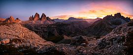 Sonnenuntergangspanorama über den Drei Zinnen und den Dolomiten von Leo Schindzielorz