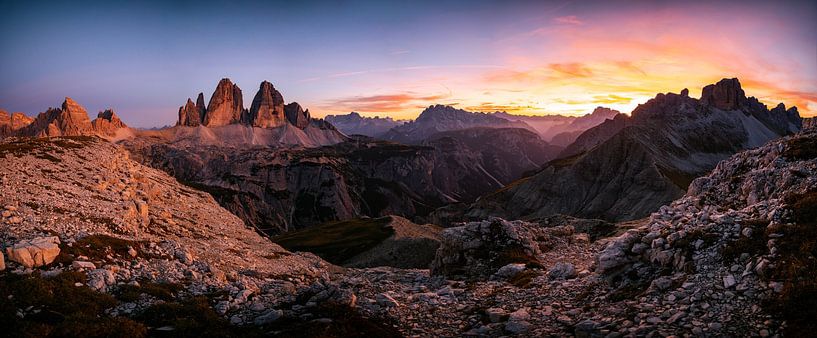 Panorama bij zonsondergang over de drie pieken en de Dolomieten van Leo Schindzielorz