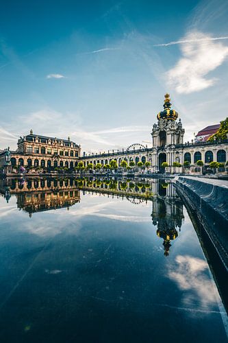 Zwinger Dresden, overdag weerspiegeling in het water