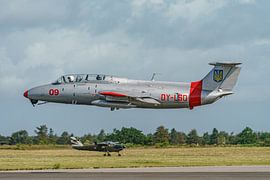 Aero L-29 Delfin in actie tijdens airshow. van Jaap van den Berg