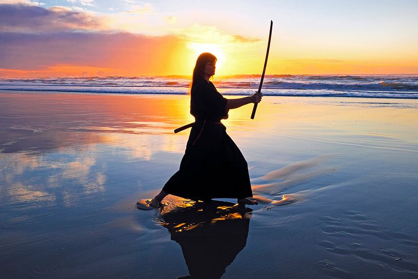 Samurai vrouw met Katana zwaard op het strand bij zonsondergang von Eye on You
