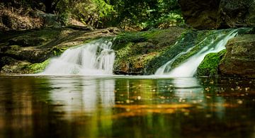 Waterval en stromend water tussen rotsachtige bossen van Fotografiecor .nl