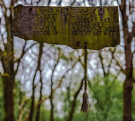 Bordje met het weerbericht in het Nederlands