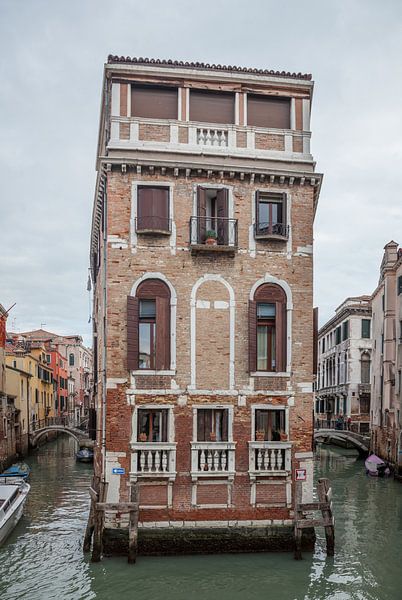 Anciens bâtiments au bord du canal dans le vieux centre de Venise, Italie par Joost Adriaanse
