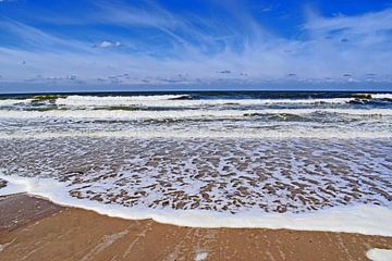 Wellen am Strand in Zeeland von Judith Cool