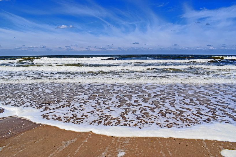 Golven op het strand in Zeeland van Judith Cool