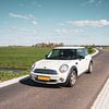 Mini Cooper op de weg van MdeJong Fotografie