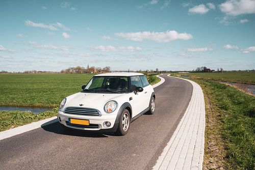 Mini Cooper op de weg