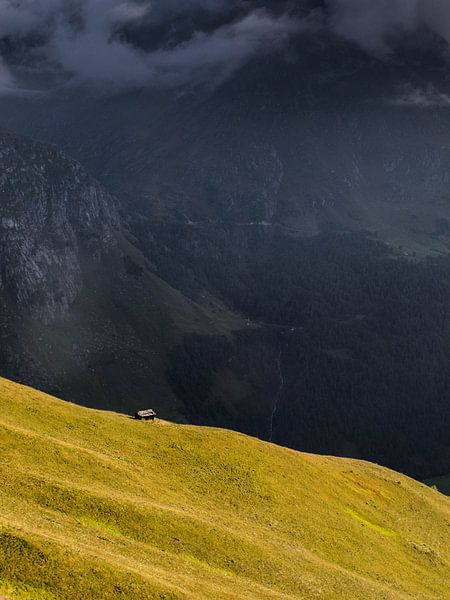 Hütte auf dem Berg in Tirol von menno visser