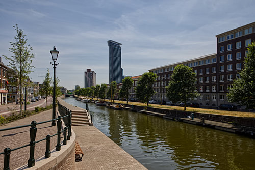 Pletterijkade à La Haye – Skyline, canal et architecture moderne