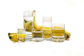 Stilleben mit Glas und Bananen von Marianne van der Zee