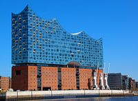 Elbphilharmonie in de zon van de rivier de Elbe