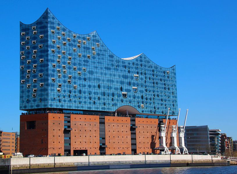 Elbphilharmonie in de zon van de rivier de Elbe van Die Farbenfluesterin