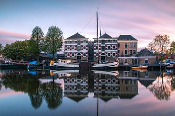 Vieux port de Gouda sur Ilya Korzelius