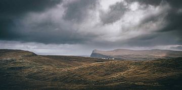 Neist Point klif in idyllisch Schotland bij de Highlands op het eiland Skye. van Jakob Baranowski - Photography - Video - Photoshop