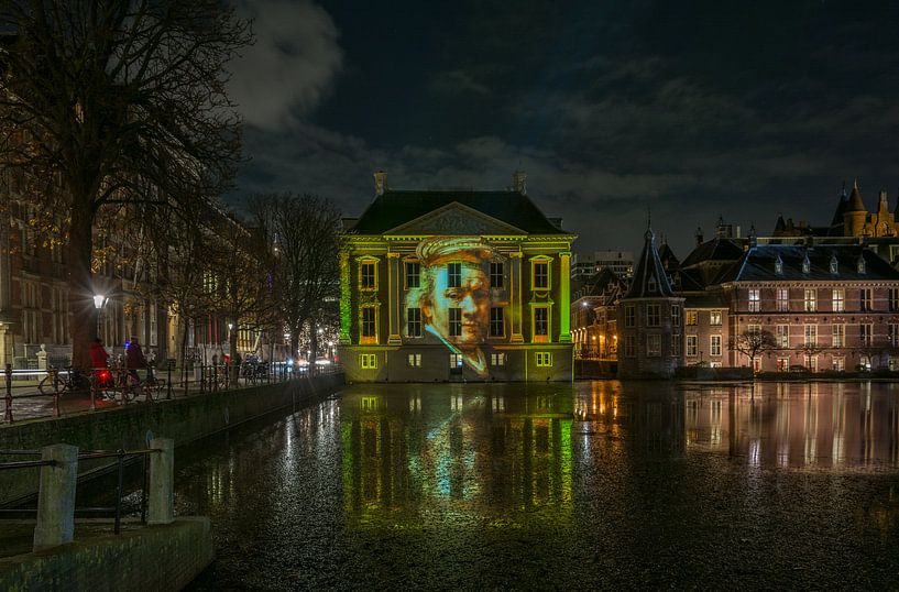 Das Mauritshuis mit einer Lichtprojektion von Rembrandt van Rijn von Marian Sintemaartensdijk