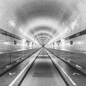 Vieux tunnel de l'Elbe à Hambourg - noir et blanc sur Werner Dieterich