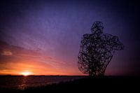 Sonnenuntergang in Lelystad in der Nähe des denkenden Mannes