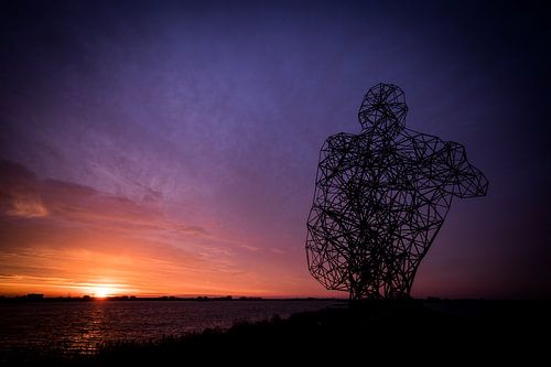 Sonnenuntergang in Lelystad in der Nähe des denkenden Mannes von Peter de Jong