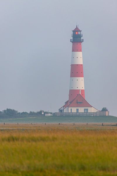 Vuurtoren Westerheversand in de avonduren van Alexander Wolff