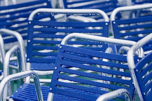 Chaises de terrasse sous la pluie.