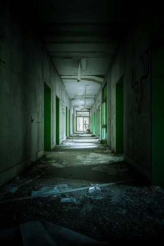 Verlaten gang met groen licht - de charme van verval